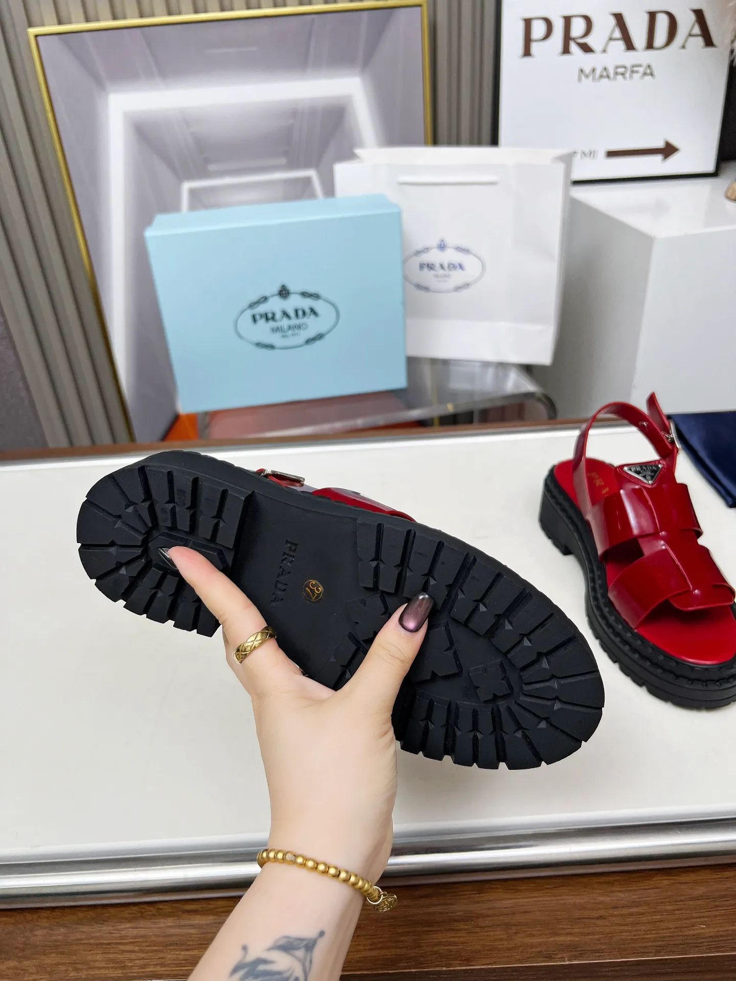 👟👟Ex-factory price 420👟👟 PRADA/Prada 25ss new spring and summer sandals. The simple design is probably the most popular thing about it. It is not the kind that is found on the street. It has its own brand personality. The fabric is made of calfskin and the lining is mixed sheepskin. Heel height: 4.5cm Size: #35-41 (35 41 custom-made is not returnable)